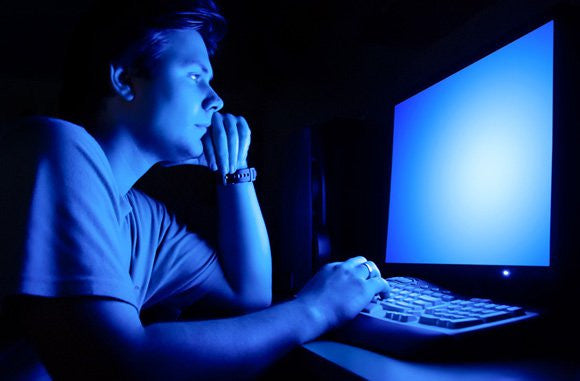 ¿Qué es la luz azul y por qué deberías proteger tus ojos de ella?